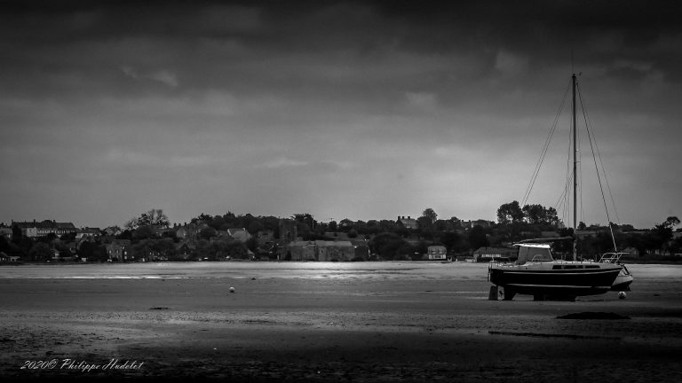 Vue panoramique d'Agon Coutainville en Normandie avec plage et océan.