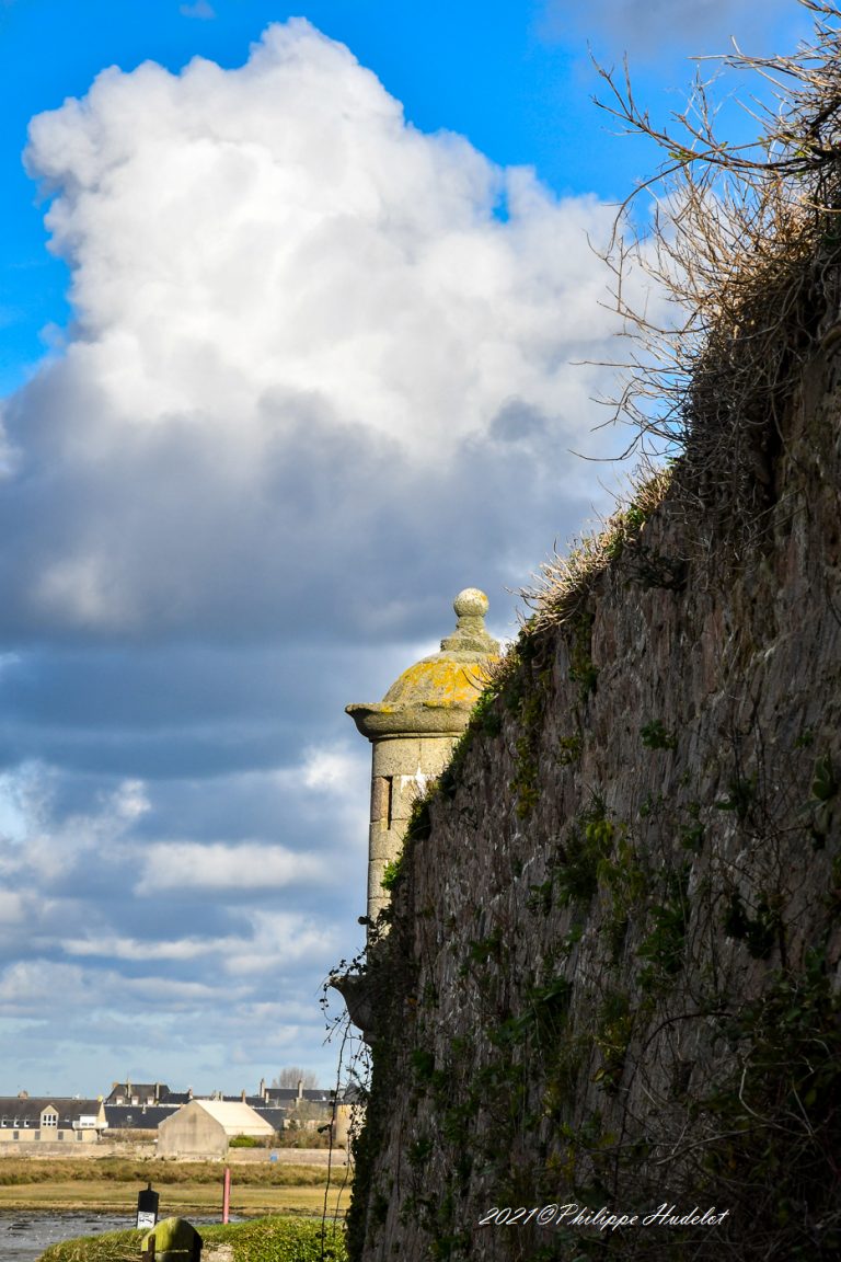 Une vue de la baie de Saint-Vaast-la-Hougue. le fort de Vauban.