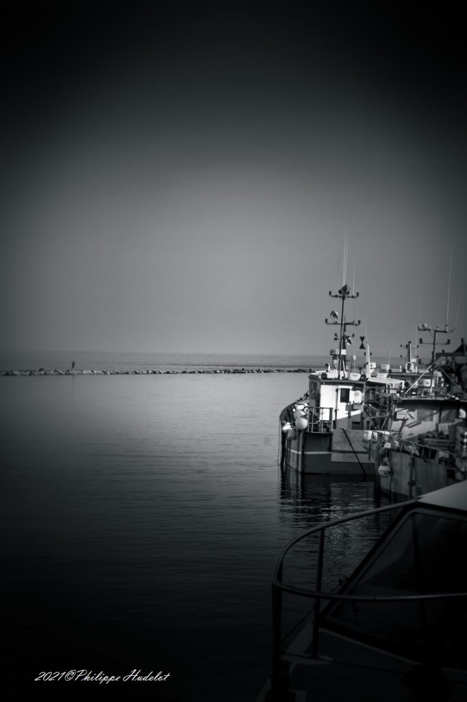 Une vue en noir et blanc du Port Barneville-Carteret dans le Cotentin