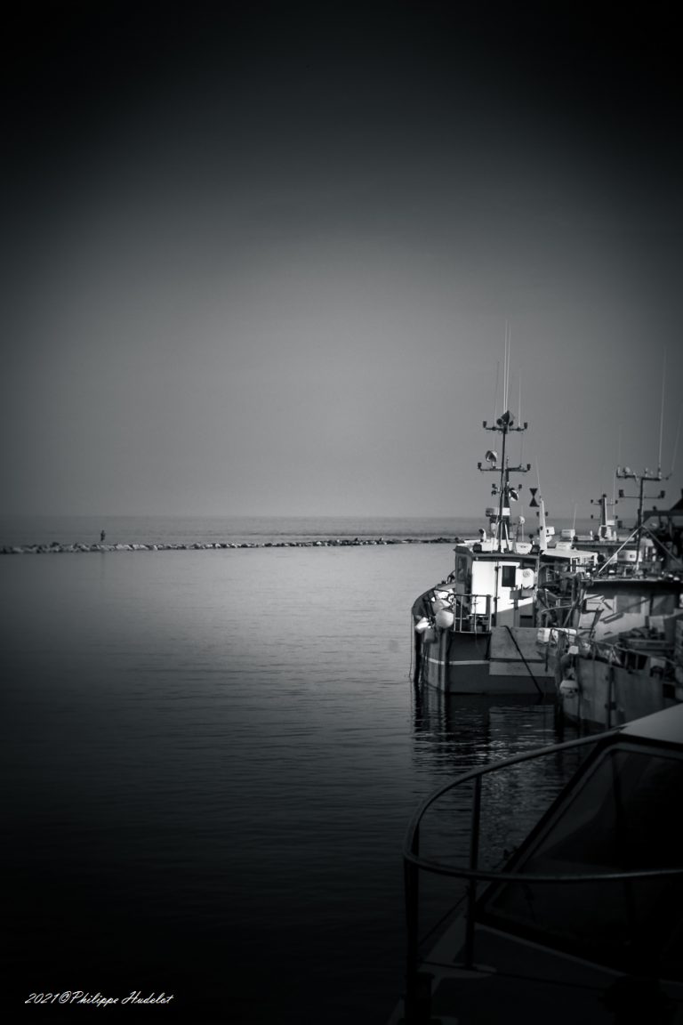 Une vue en noir et blanc du Port Barneville-Carteret dans le Cotentin